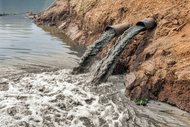 la contaminación ambiental del agua